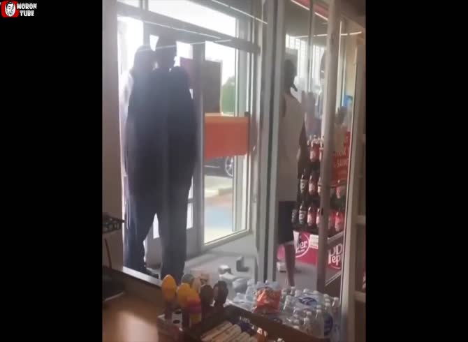 Video :After shooting a robber in the back, a man was arrested (murder video)